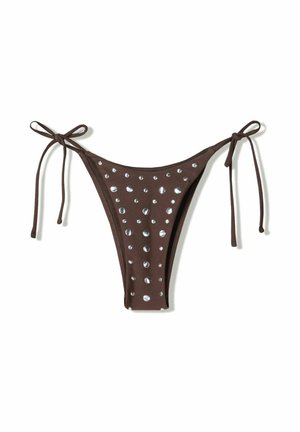 Hnedé bikiny s viazaním po stranách, zdobené kovovými hrotmi usporiadanými do vzoru na látke pre pridanie detailu.