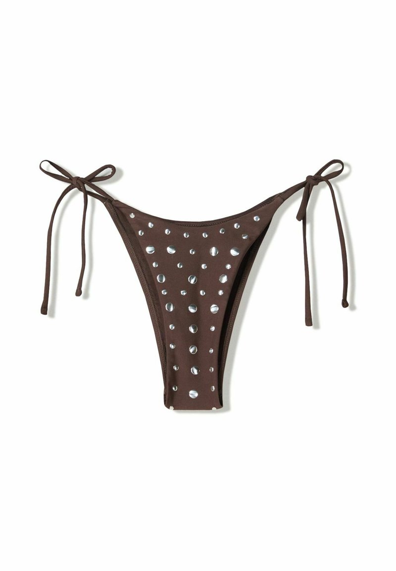 Bas de bikini marron avec fermetures à nouer, orné de clous en métal disposés en motif sur le tissu pour un détail supplémentaire.