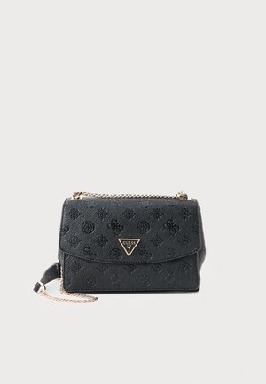 Schwarze Guess Crossbody-Tasche mit eingeprägten Logomuster und goldener Kettenriemen vor hellgrauem Hintergrund.