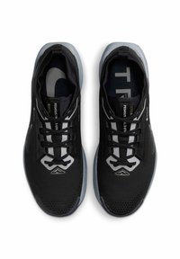 Zapatillas deportivas negras con parte superior de malla, superposiciones sintéticas y suela texturizada. Presentan un logotipo destacado y cordones en un diseño aerodinámico.