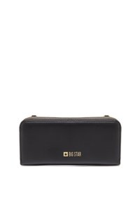 Černá kožená peněženka se zipovým uzávěrem, obdélníkového tvaru, zlatým logem a hladkým povrchem. Jednoduchý design bez dalších vzorů.