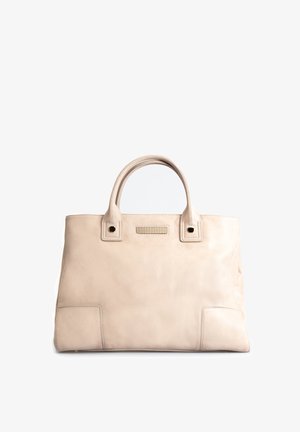 Sac fourre-tout en cuir beige avec deux poignées arrondies, détails embossés et un accent rectangulaire clouté à l'avant. Texture lisse avec poches.