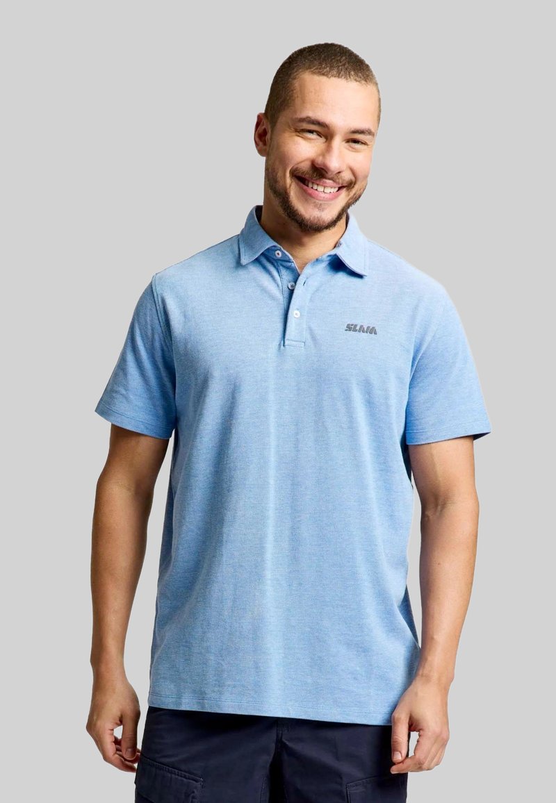 Helles blaues Poloshirt aus weichem Stoff, mit Kragen, kurzen Ärmeln und einem dezenten Logo auf der linken Seite.
