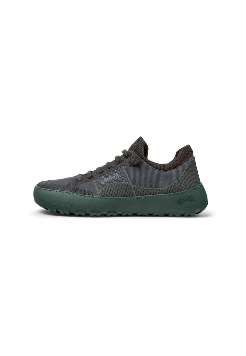 Sneaker in tessuto grigio con suola in gomma verde, lacci rotondi e caviglia imbottita. Presenta un logo del marchio sottile e un design a pannelli in contrasto.