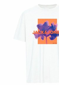 Camiseta blanca de algodón con un gráfico floral abstracto en púrpura sobre un fondo naranja, con el texto "JACK & JONES" en naranja negrita.