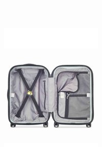 Valigia rigida nera con due scomparti; presenta cinturini elastici, tasca in rete e sezioni con zip; foderata in tessuto grigio.