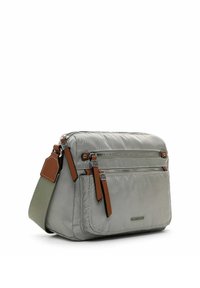 Šedá nylonová crossbody taška s hnědými koženými akcenty, dvě zipové přední kapsy, nastavitelný popruh a kompaktní obdélníkový tvar.