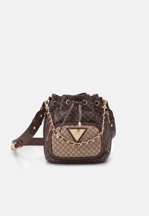 Kleine braune gemusterte Bucket-Bag mit Kordelzugverschluss, vorderer Reißverschlusstasche, goldener Kettendetail und verstellbarem Leder-Schulterriemen.