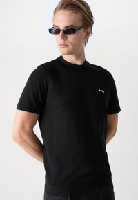 BOSS MOMENTUM LITE - Basic T-shirt - black