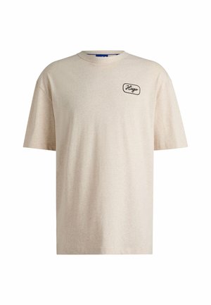 Beige t-shirt met korte mouwen, gemaakt van zachte stof, met een ronde hals en een klein, zwart geborduurd logo op de linkerkant van de borst.