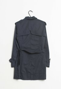 Manteau trench bleu marine avec une taille ceinturée, des manches longues, des poches à rabat au dos et des détails à boutons sur les manches. Le matériau semble lisse et léger.