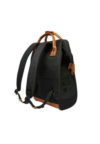 Schwarzer Canvas-Rucksack mit hellbraunen Lederelementen, geschwungener Form, zwei gepolsterten Schultergurten und seitlichen Schnallen zur Anpassung.