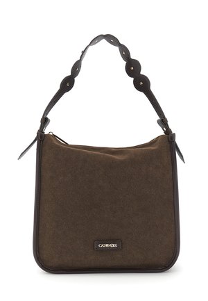 Brun skuldertaske i ruskind med bølget mørk læderrem og guldtonet metal logo-plakette foran.