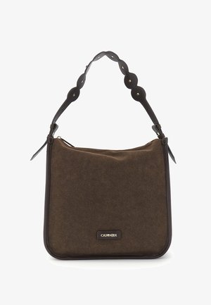 Hnědá kabelka z broušené kůže s vroubkovaným tmavým koženým popruhem a zlatou kovovou plaketou s logem na přední straně.