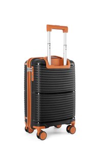 Valigia rigida nera con texture sormontata, dettagli arancioni, manico retrattile e quattro ruote per la mobilità. Chiusura con zip sul lato.