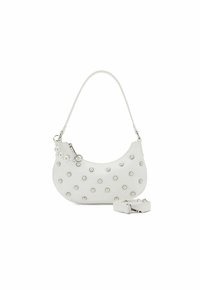 Borsa a tracolla in pelle bianca con forma curva, caratterizzata da borchie in argento e chiusura con zip. Include una tracolla amovibile per maggiore versatilità.