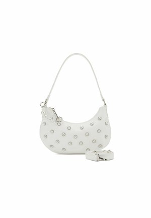 Borsa a tracolla in pelle bianca con forma curva, caratterizzata da borchie in argento e chiusura con zip. Include una tracolla amovibile per maggiore versatilità.