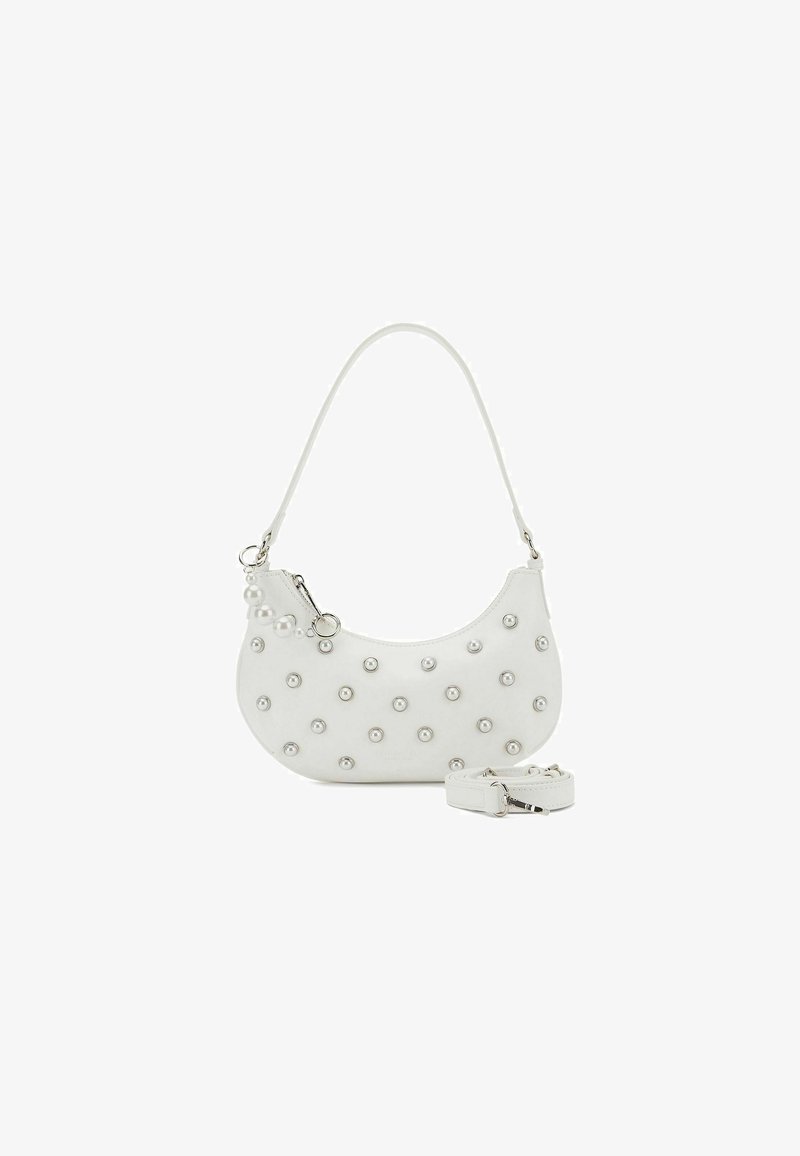 Borsa a tracolla in pelle bianca con forma curva, caratterizzata da borchie in argento e chiusura con zip. Include una tracolla amovibile per maggiore versatilità.