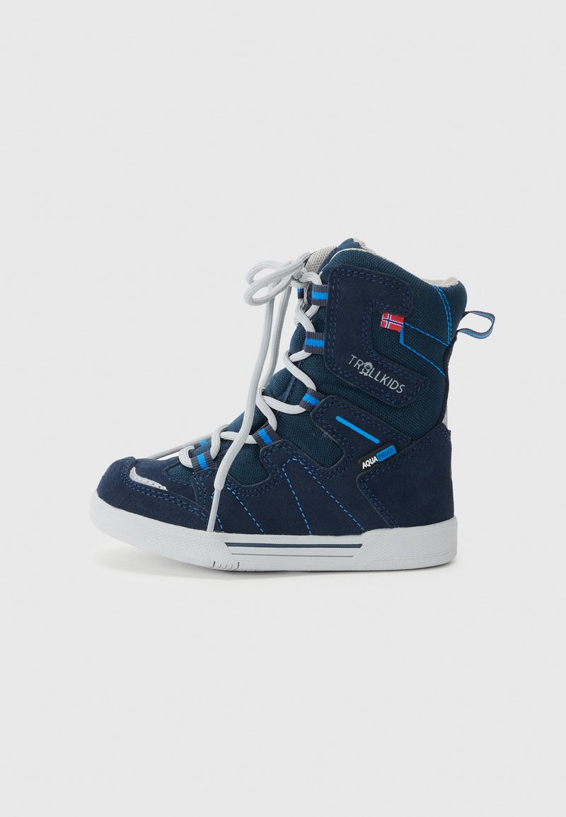 Marineblaue wasserdichte Kinderstiefel aus Wildleder und Mesh-Materialien, mit weißen Schnürsenkeln, blauen Akzenten und robuster Gummisohle.