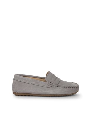 Mocassin en daim gris avec un accent cousu et une semelle intérieure rembourrée. Présente une semelle en caoutchouc basse pour une meilleure traction et flexibilité.
