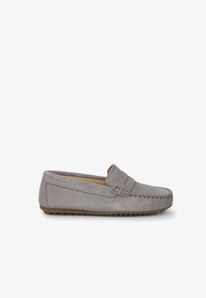Grijze suède moccasin schoen met een gestikte accent en een gevoerde binnenzool. Heeft een low-profile rubberen zool voor grip en flexibiliteit.