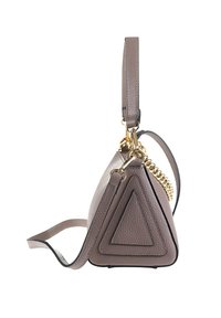 Taupe driekhoekige leren handtas met gestructureerd ontwerp, textuurdetails, gouden kettingaccent en afneembare schouderbanden.