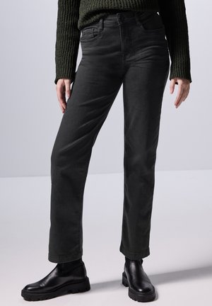 Zwarte straight-leg jeans met een gladde textuur, vijf-pocket ontwerp en een middelhoge taille, gecombineerd met zwarte enkelboots.