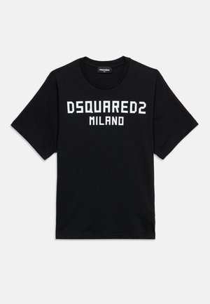 Μαύρο T-shirt με κοντά μανίκια και άσπρο κείμενο "DSQUARED2 MILANO" τυπωμένο μπροστά, με στρογγυλή λαιμόκοψη.