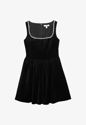 Abito di velluto nero con corpetto aderente e gonna a campana, con scollatura quadrata decorata con applicazioni floreali trasparenti.