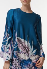 Leem EMBROIDERED PRINTED KAFTAN - Robe longue - blue