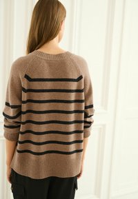 Next CREW NECK - Džemper - camel brown stripe