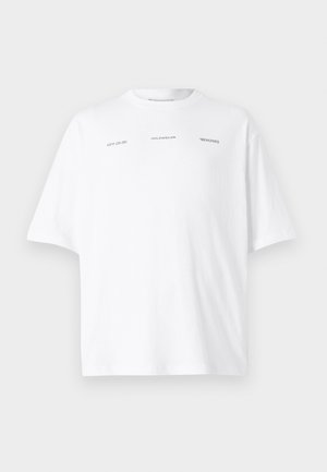 Hvid bomulds t-shirt, rund halsudskæring, korte ærmer. Indeholder trykt tekst: "HZW (25-26)", "HOLZWEILER", og "MEMORIES" i sort.
