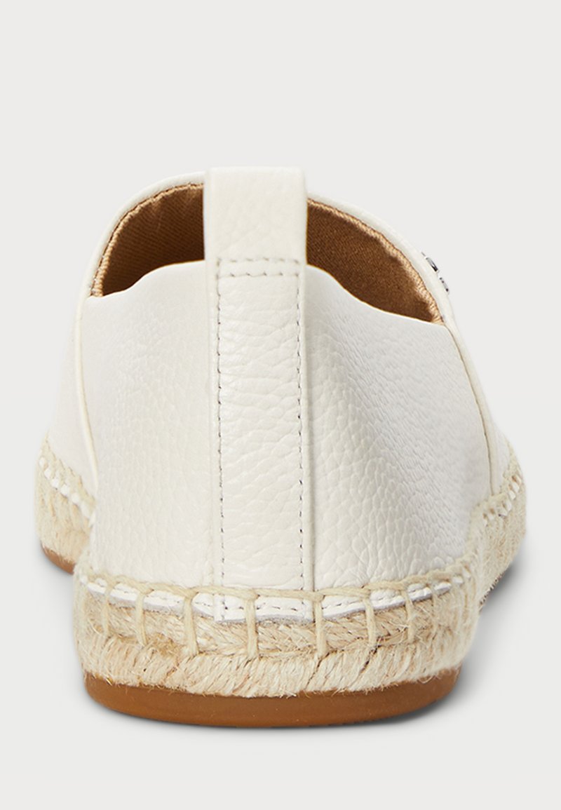 Weiße Leder-espadrilles mit strukturiertem Finish, mit Seil umwickelter Sohle und einer kurzen Seitennaht. Abgerundeter Absatz.