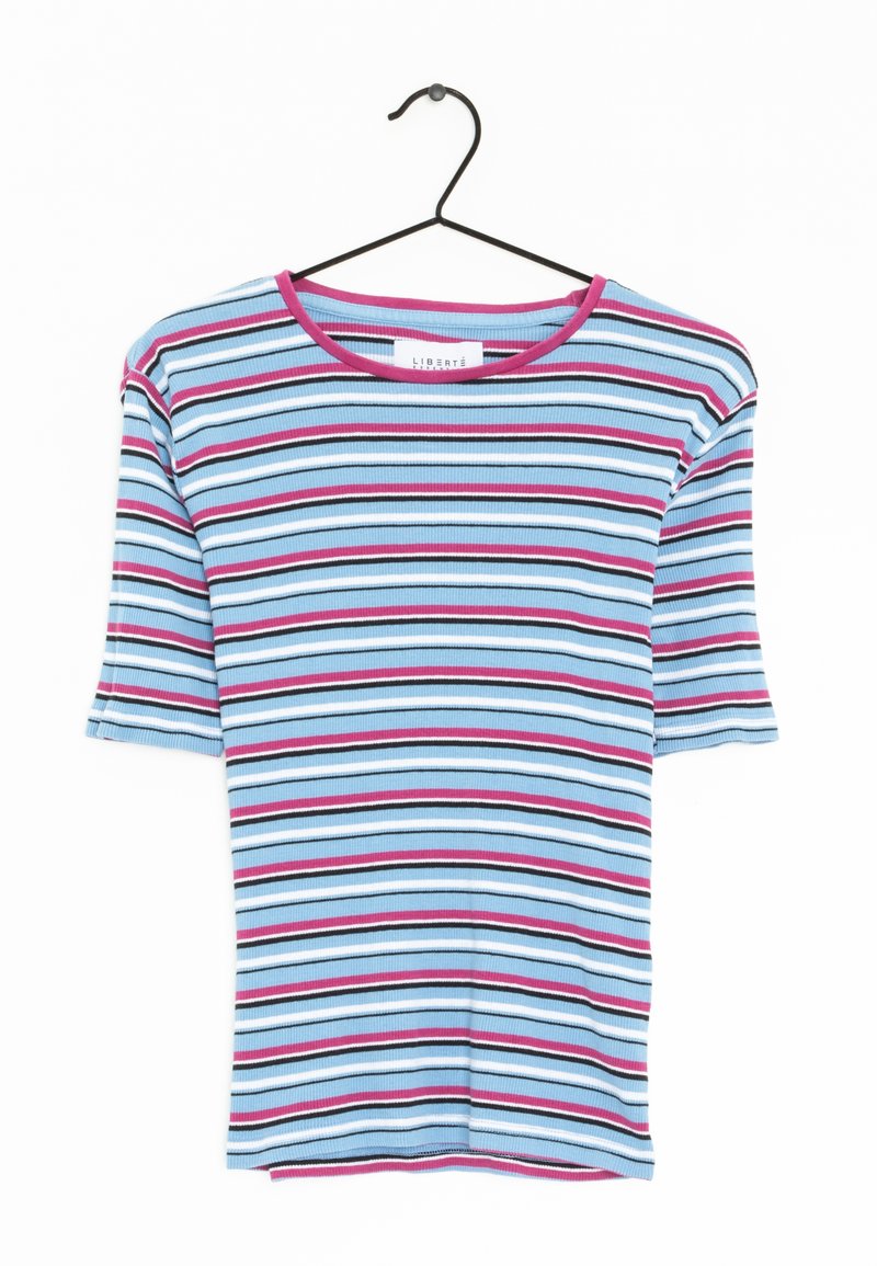 Camiseta de manga corta a rayas en azul claro, con rayas horizontales rojas, negras y blancas, un cuello redondo y textura de canalé.