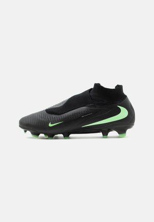 Crampons de football noirs Nike avec un design de chaussette haute à la cheville et des logos Swoosh verts néon sur le côté et sur les crampons de la semelle.