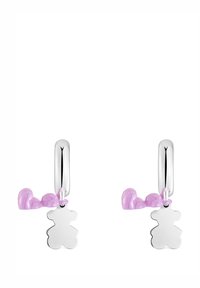 Les boucles d'oreilles créoles en argent présentent un pendentif ours rose et un accent marbré rose, combinant des matériaux métalliques et colorés dans des designs ludiques.