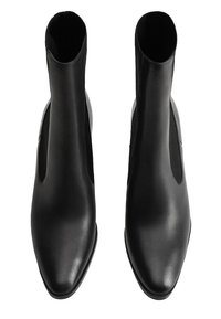 Bottines en cuir noir avec un bout pointu. Dotées de panneaux latéraux élastiques et d'une texture lisse. Design minimaliste et profil élégant.