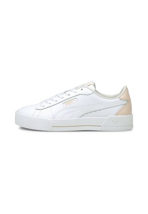 Białe niskie buty sportowe Puma z beżową pętelką na pięcie, sznurowaniem z przodu i fakturowaną podeszwą na jednolitym białym tle.