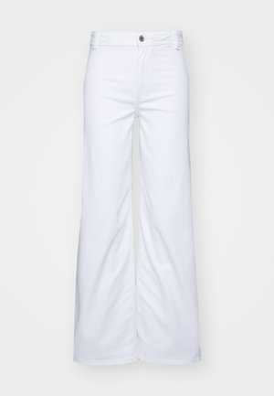 Witte wijde denimbroek met een knoopsluiting en riemlussen. Helaas hebben ze een gladde textuur met nette stiksels en geen patronen.