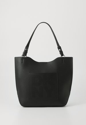 Juodas odinis tote krepšys su tekstūruota paviršiumi, centre esantis perforuotas DKNY logotipas ir dvi petnešos nešimui.