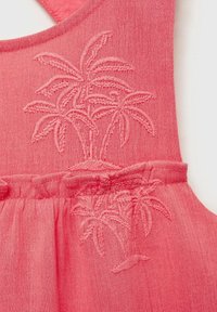 Korallrosa klänning med broderad palmträddesign. Mjuk, lättviktig tyg med rynkad midja och ärmlös cut. Texturerad detalj på bodice.