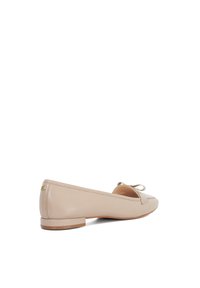 Ballerines en cuir beige avec un bout rond, un détail nœud à l'avant, un petit talon et un logo discret à l'arrière.