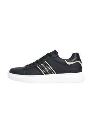 Zapatillas sintéticas negras con suela de goma blanca, que presentan dos franjas horizontales blancas y un logotipo en el lateral, diseño de puntera redonda.