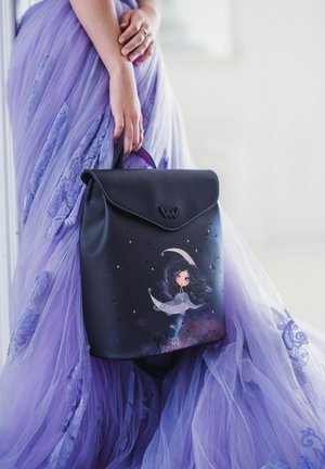 Černý kožený batoh s klopou, zdobený potiskem dívky a srpem měsíce, ozdobený korálky, nesený s levandulovými šaty.