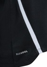 Camisa deportiva negra con tejido texturizado, que presenta una franja blanca a lo largo del costado y el logo 'BEECOOL' en el dobladillo.