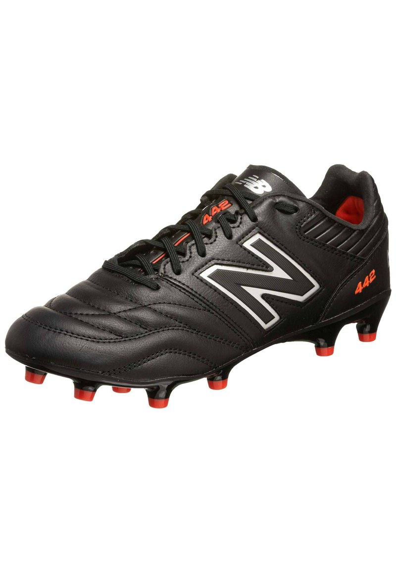 Stivaletto da calcio sintetico nero con accenti rossi. Presenta una tomaia texturizzata, un colletto imbottito e una suola con tacchetti per la trazione. Logo del marchio in evidenza.
