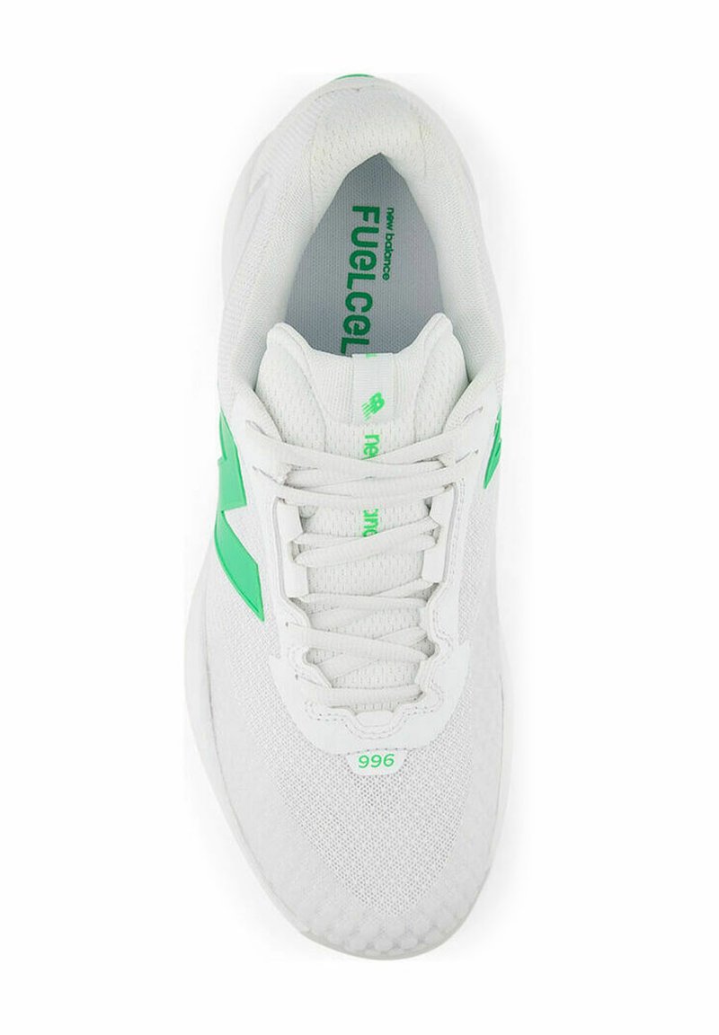 Chaussure de sport blanche avec des accents verts, présentant un dessus texturé, des lacets et l'étiquette "FuelCell" sur la languette et "996" sur le côté.