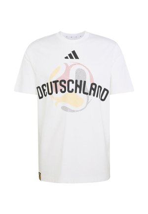 T-shirt Adidas blanc avec le texte noir "DEUTSCHLAND" et un ballon de soccer stylisé en noir, rouge et jaune derrière le texte sur le devant.