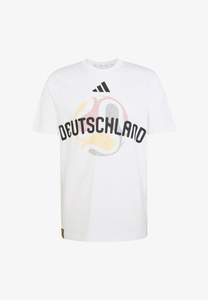 T-shirt Adidas blanc avec le texte noir "DEUTSCHLAND" et un ballon de soccer stylisé en noir, rouge et jaune derrière le texte sur le devant.