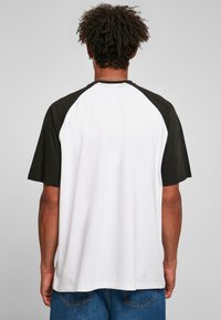 Urban Classics RAGLAN TEE - Trükipildiga T-särk - white black